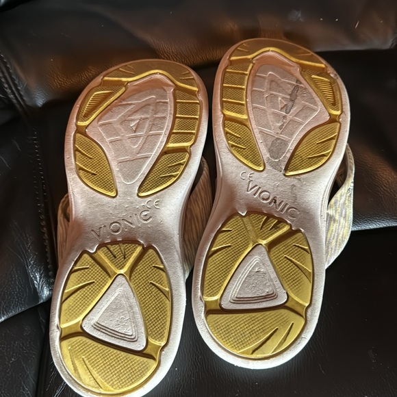 Vionic flip flop - Picture 3 of 4